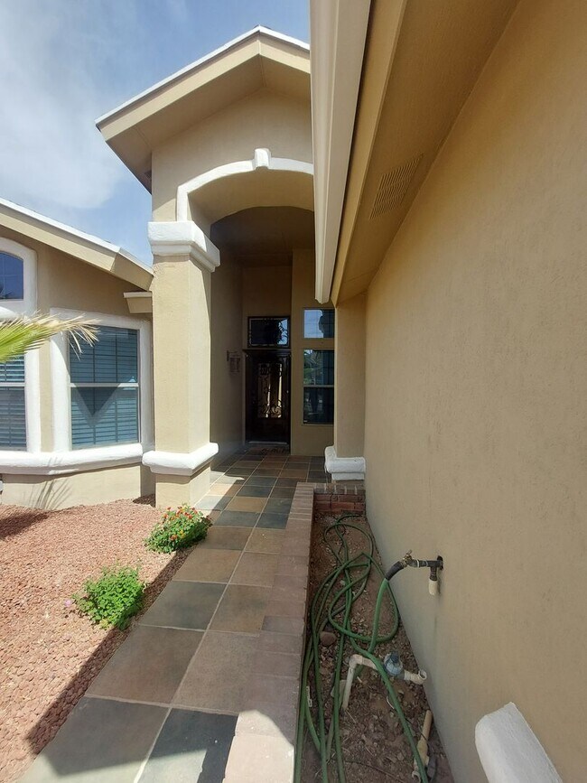 Building Photo - 4 BEDROOM 2 BATHROOM HOME 3 CAR GARAGE HOM...