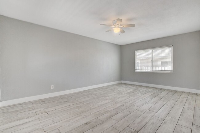 Building Photo - Duplex located in a Central Area of Las Vegas