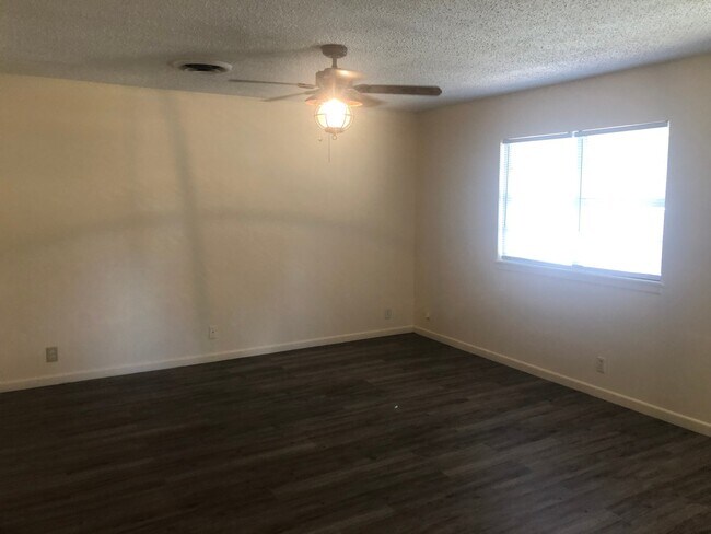 Building Photo - CLYDE AMERICA!  3 bed 1 bath 1 car garage!...