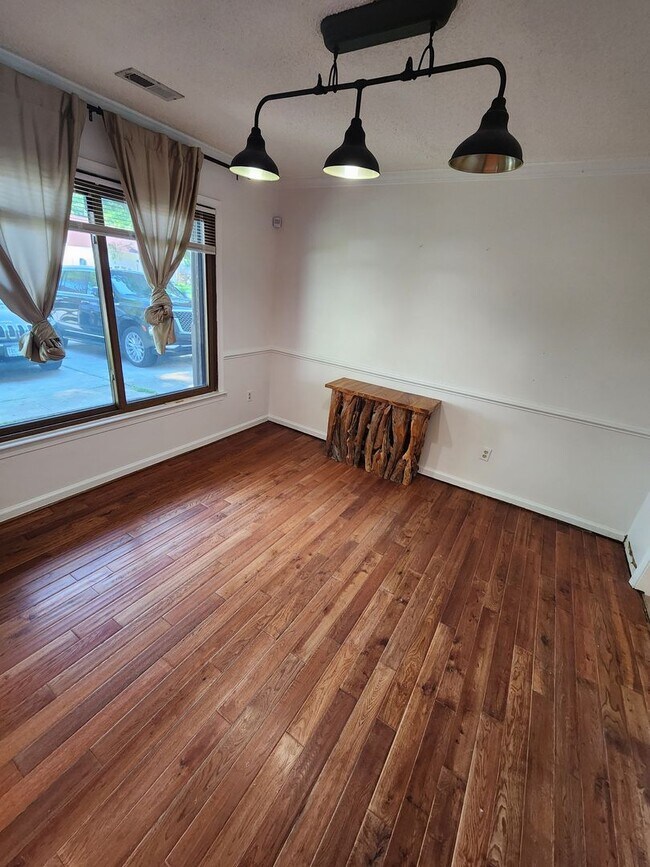 Building Photo - 4 Bedroom Home in Sought Out Neighborhood ...