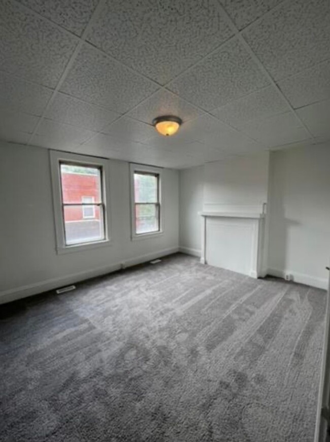 Building Photo - Expansive East End Townhome! Large Bedroom...