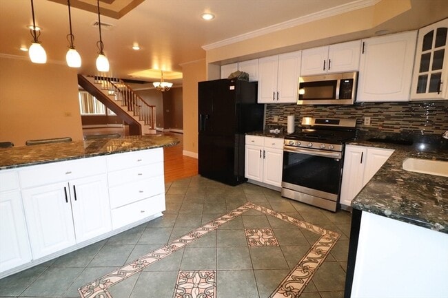 Building Photo - 484 Walnut St