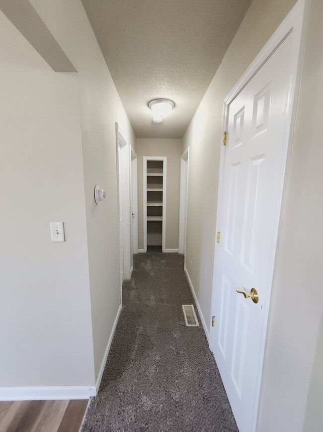 Building Photo - 3 Bedroom 2 Bath Home Available in Knoxville