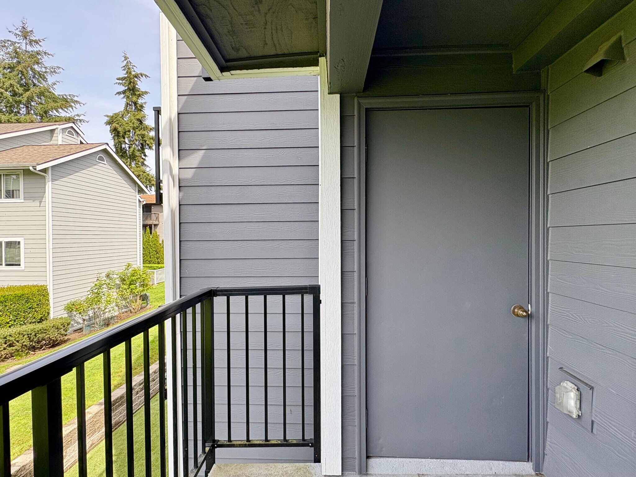 Balcony storage - 12510 109th Ct NE