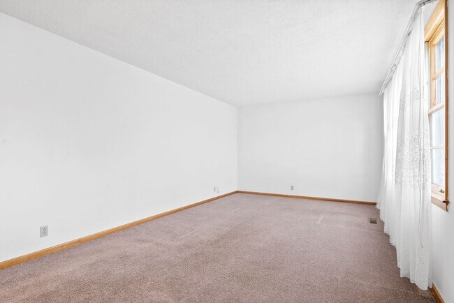 Building Photo - 3 Bedroom 1 1/2 Bath Home For Rent Near Madison Street!