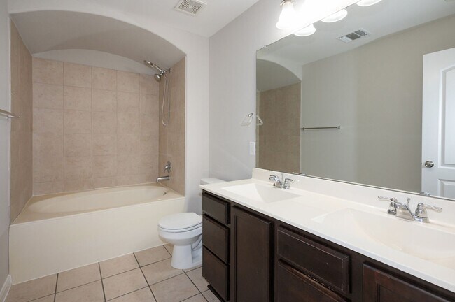 Building Photo - 1620 Bryant Dr