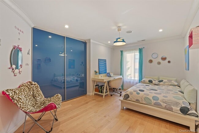 Building Photo - 2 Hudson St