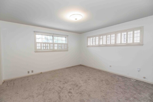 Building Photo - Charming 2 bedroom/2 bathroom Downstairs Unit