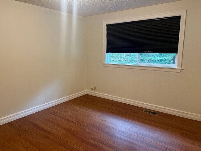 Building Photo - 4 Bedroom Home Near Whatcom Falls