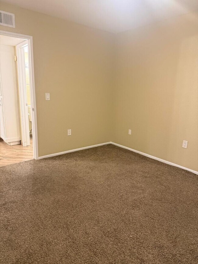 Building Photo - 461 W Holmes Ave