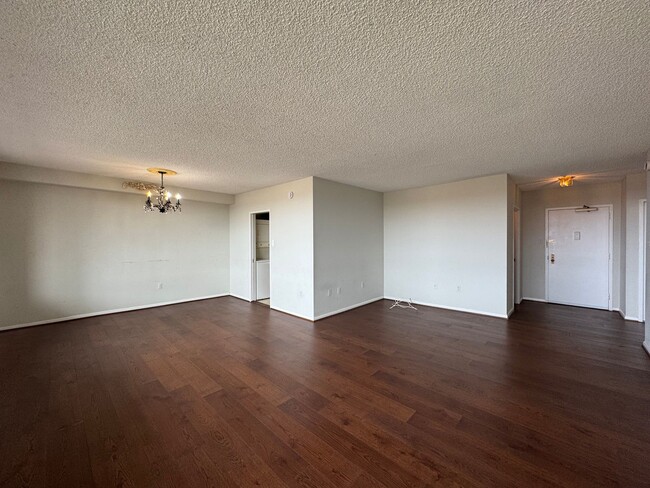 Building Photo - Bright and Spacious 1 Bed 1 Bath Condo With Balcony In Desired Skyline Plaza