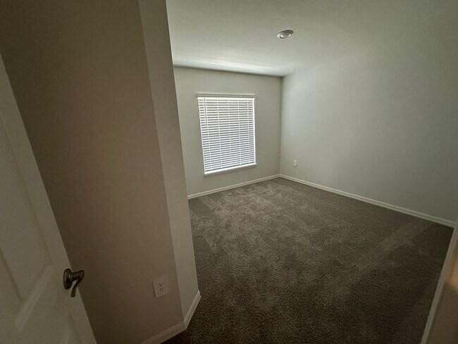 Building Photo - 4 Bedroom 2 Bathroom in Winter Haven