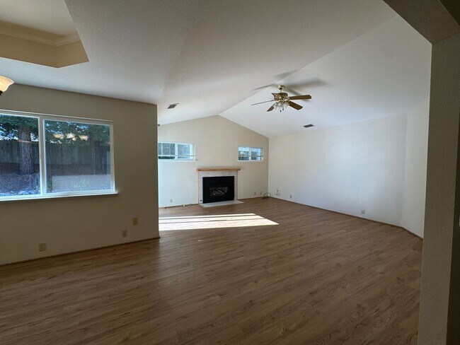 Building Photo - Not your ordinary rental! Pool! Kitchen ai...