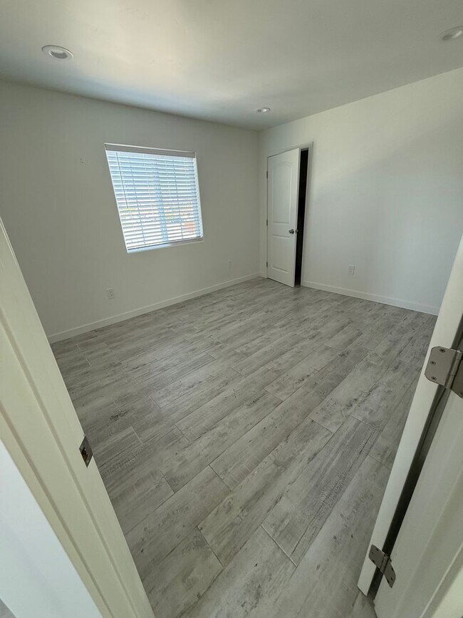 Building Photo - 521 Summerhill Dr