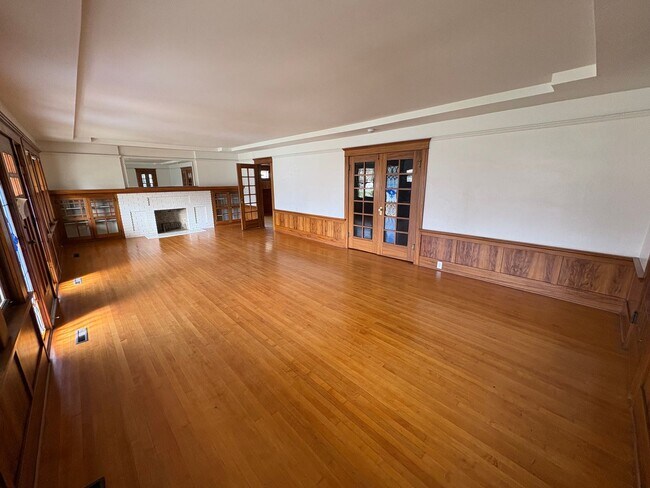 Building Photo - Classic vintage home walking distance to downtown Visalia!