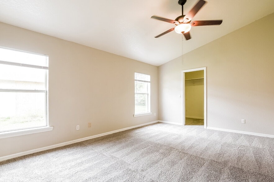 Building Photo - 5420 Blue Grass St