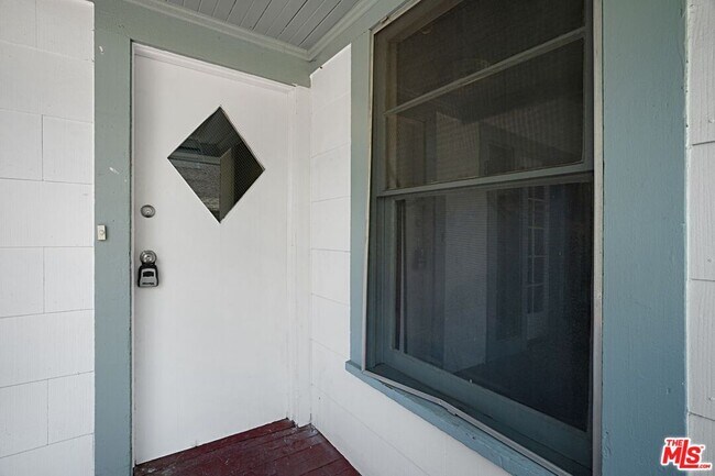 Building Photo - 362 N Ave 57