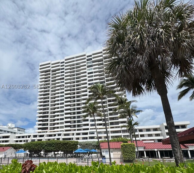 Building Photo - 2555 Collins Ave