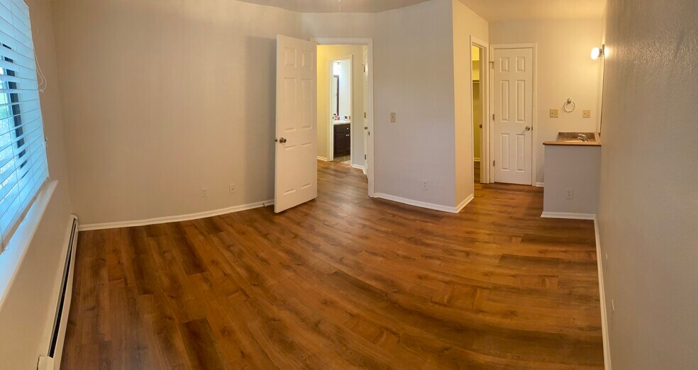Building Photo - 2800 Kalmia Ave