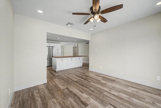 Building Photo - 710 E Bell De Mar Dr