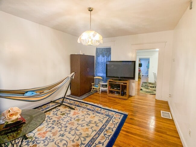 Building Photo - 6 Webster St