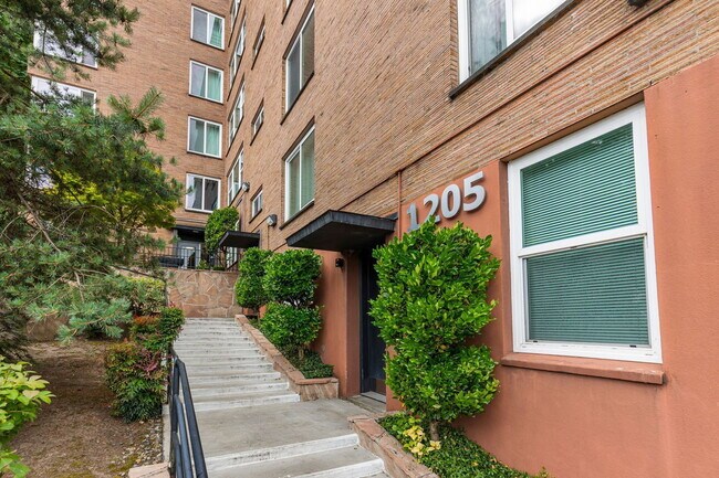 Building Photo - 1205 SW Cardinell Dr