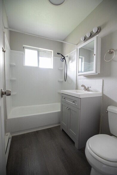 Building Photo - 905 N Mercer St