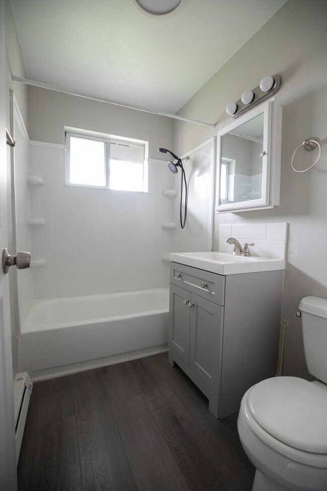 Building Photo - 905 N Mercer St