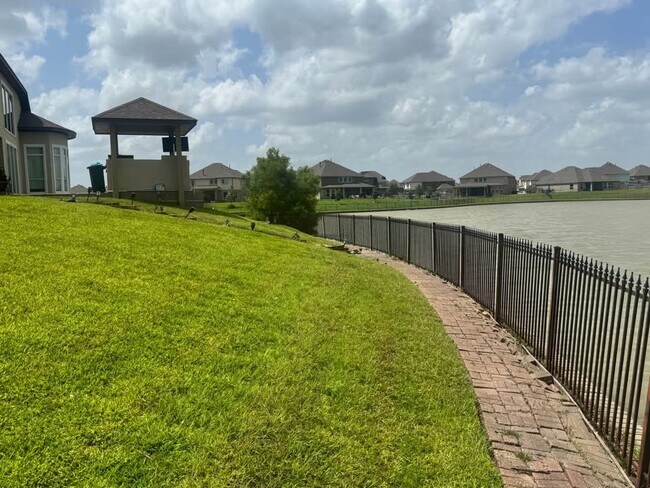 Building Photo - 8 Cypress Point Ct