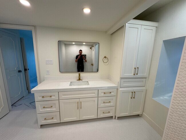 Building Photo - 13 Royale Cir