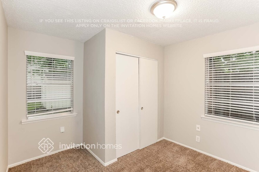 Building Photo - 811 Clover Park Dr