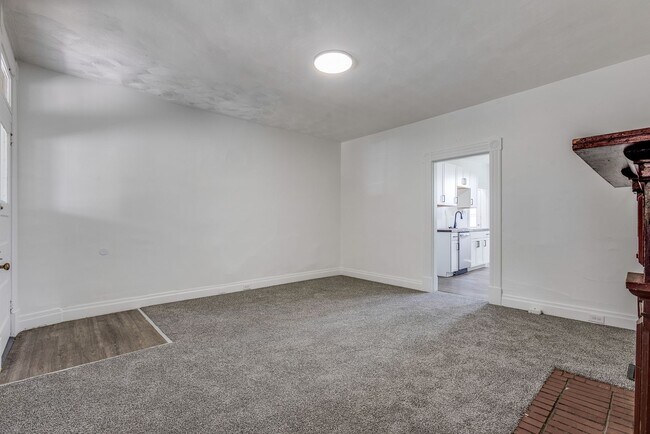 Building Photo - AVAILABLE NOW - Beautifully RENOVATED 3 Bedroom Home w/ TONS of Natural Light!