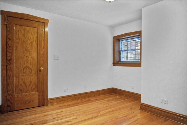 Building Photo - 1402 W Warner Ave