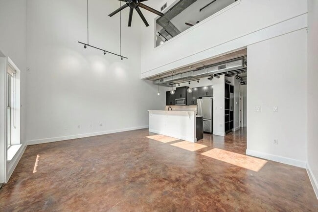 Building Photo - 807 E 14th St