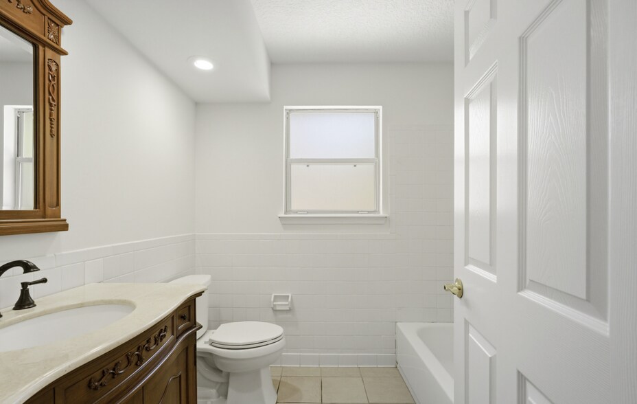 Building Photo - 2162 Saint Martins Dr E