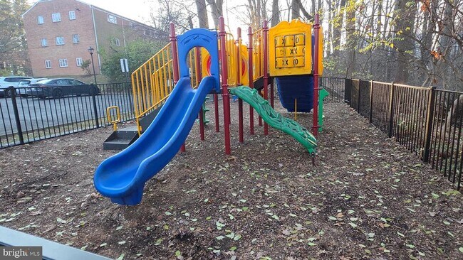 Building Photo - 10636 Montrose Ave