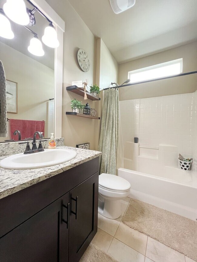 Building Photo - 4 Bedroom Home Bordering Covington and Kent