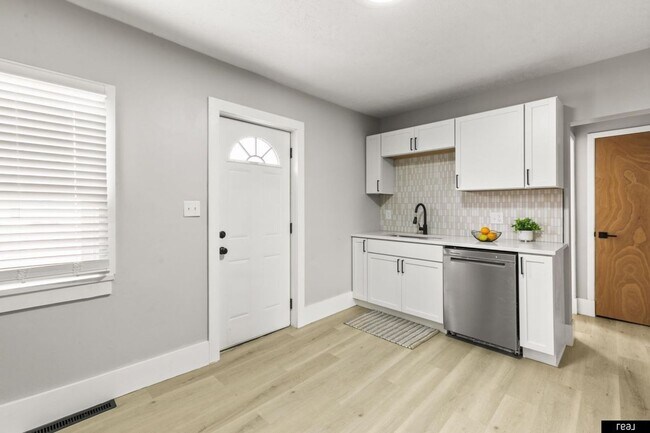 Building Photo - Charming 3-Bedroom Home with Spacious Layout