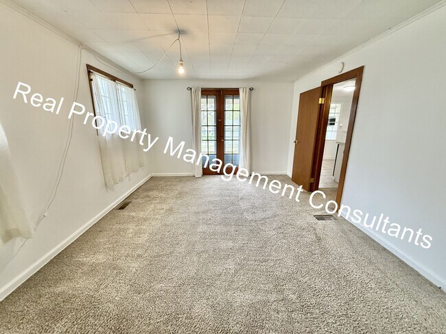 Building Photo - Quaint Home with Lots of Space