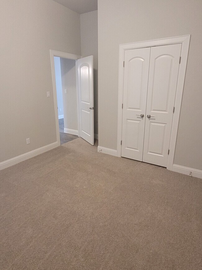 Building Photo - 105 Riverhill Dr