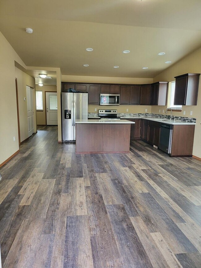 Building Photo - 609 S Washington Ave