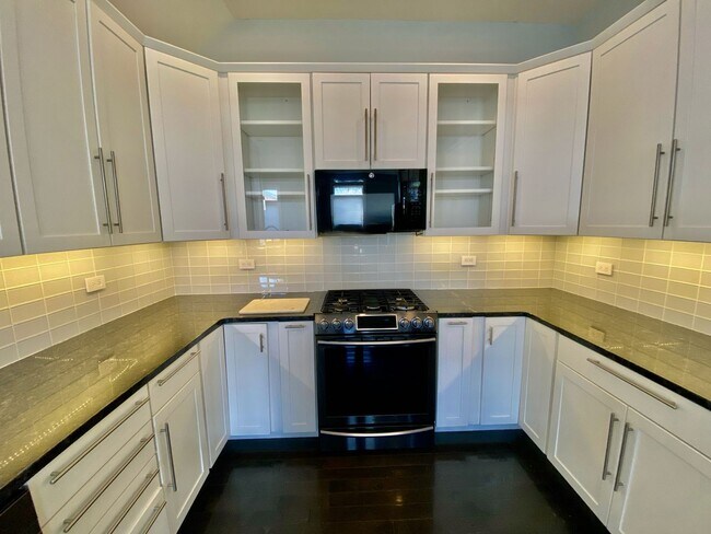 Building Photo - SIENA Place/PACKER PARK CORNER 4 Bedroom/2...