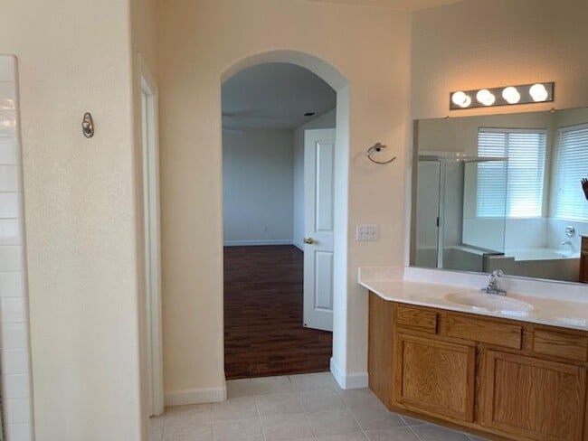 Building Photo - Five Bedroom Home In gated Serrano