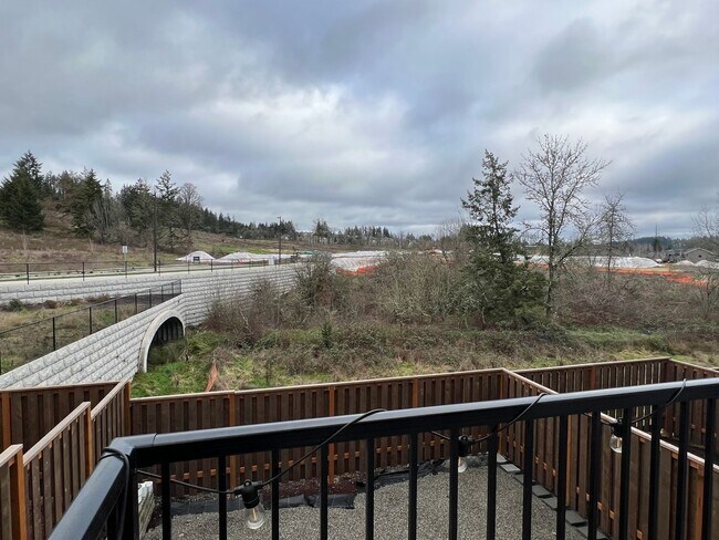Building Photo - NOW SHOWING - PRISTINE Three Bedroom Mount...