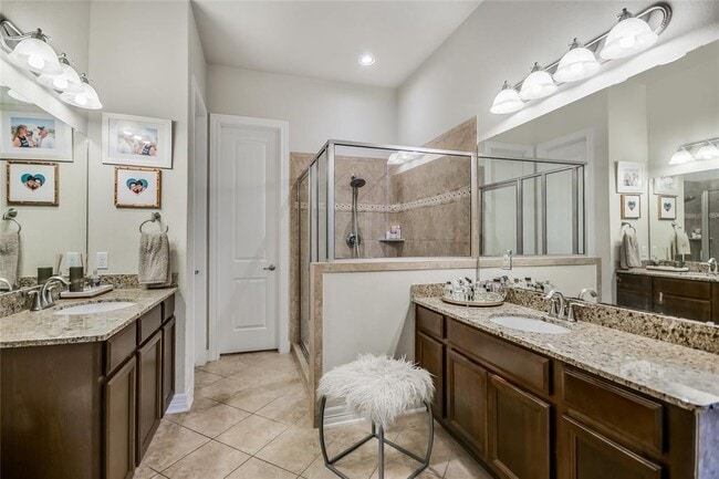 Building Photo - 223 Lake Como Dr