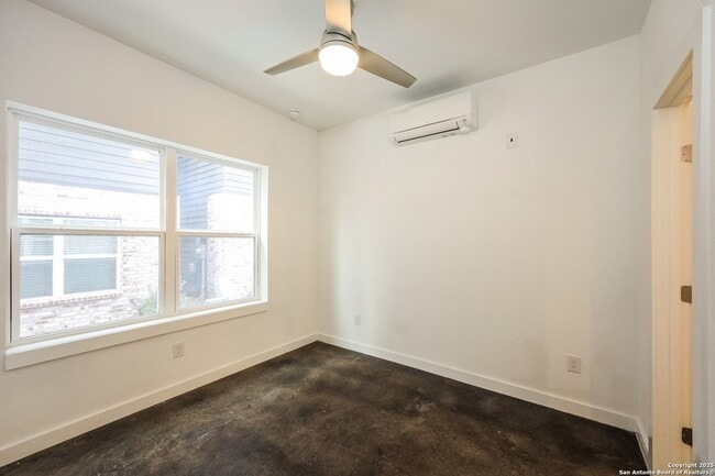 Building Photo - 210 W Poplar St
