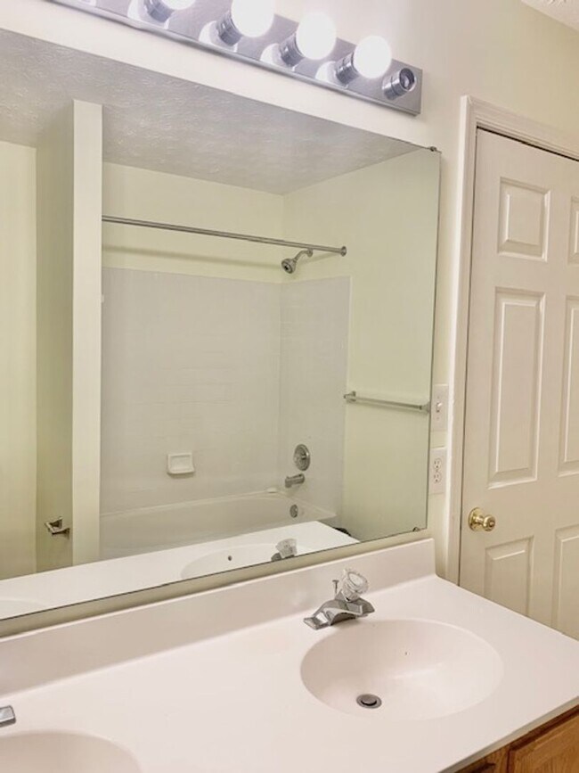 Building Photo - 3207 Water Lily Ct