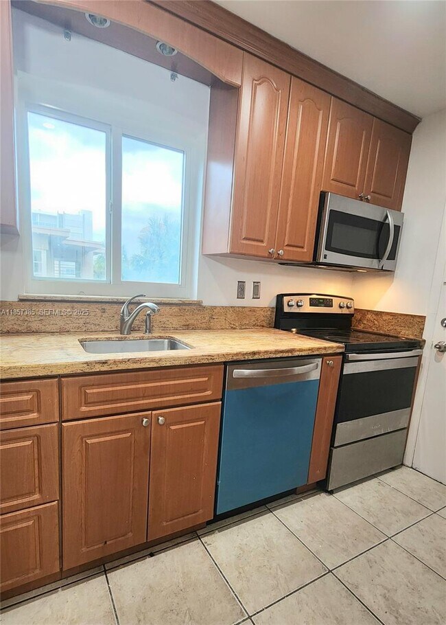 Building Photo - 1020 94th St