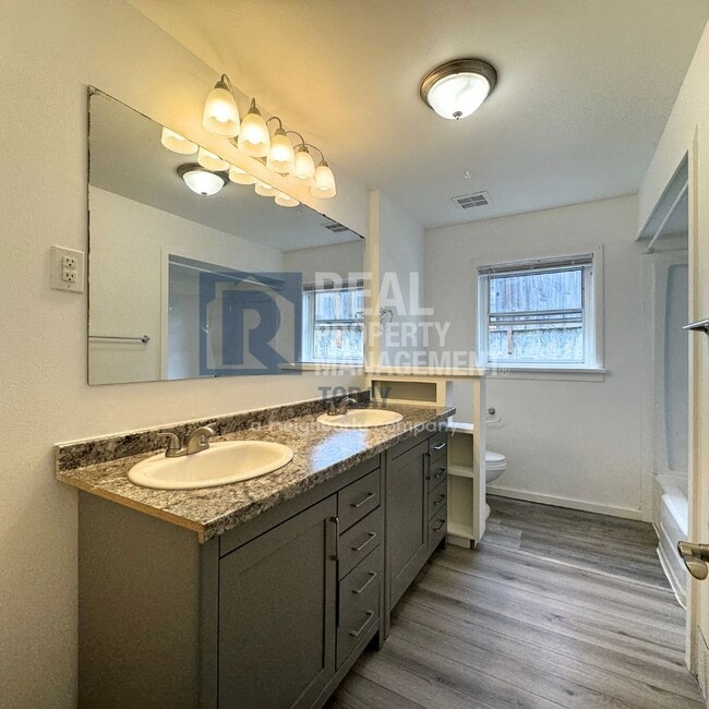 Building Photo - 2021 E 72nd St