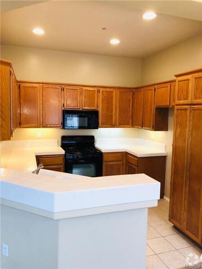 Building Photo - Beautiful Immaculate 2 bedroom/2bath Townhome